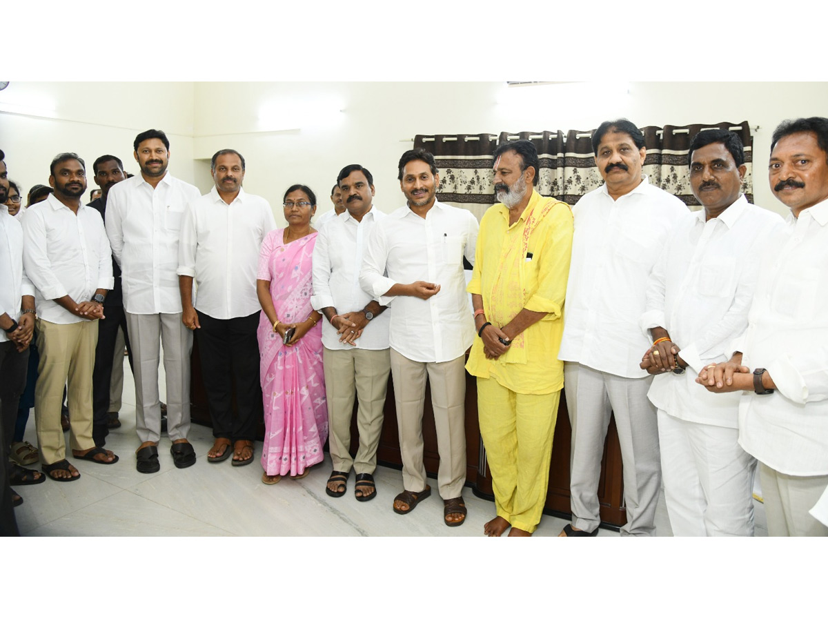 YS Jagan Conduct Praja Darbar In Pulivendula Camp Office Photos8