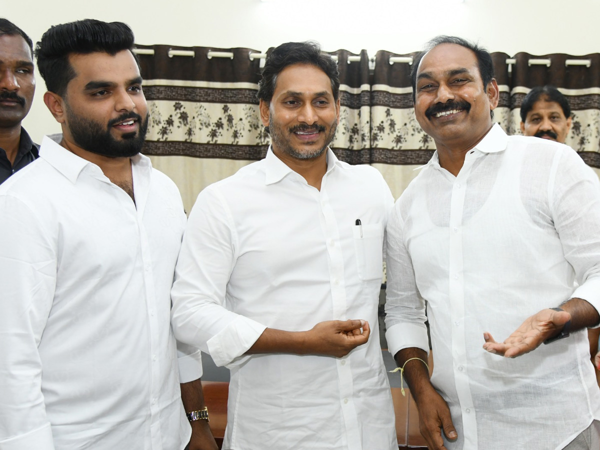 YS Jagan Conduct Praja Darbar In Pulivendula Camp Office Photos9