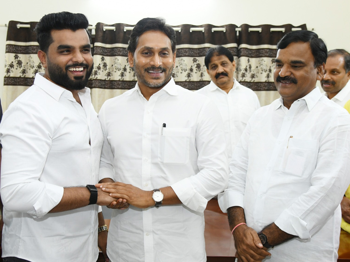 YS Jagan Conduct Praja Darbar In Pulivendula Camp Office Photos10