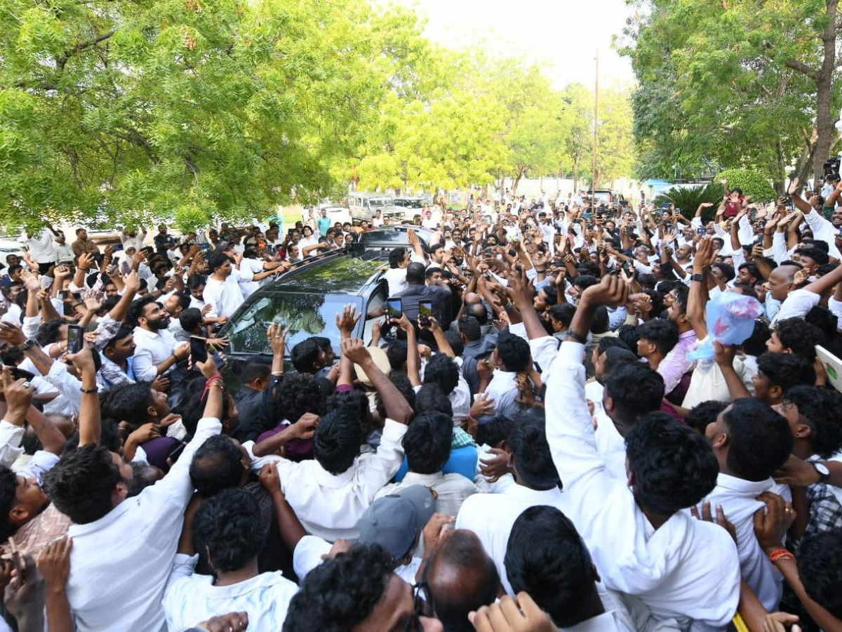 YS Jagan Reaches Pulivendula To Holds Praja Darbar With Farmers Photos10