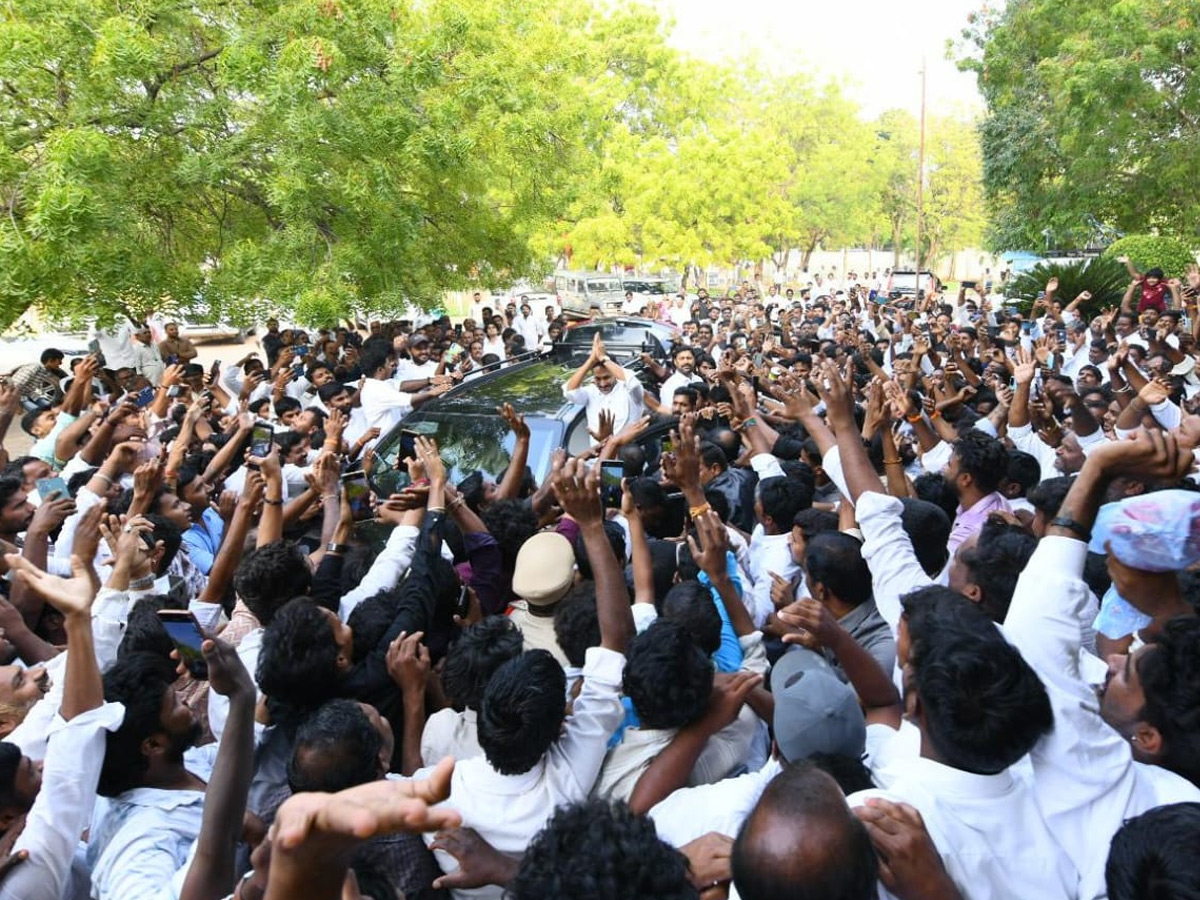 YS Jagan Reaches Pulivendula To Holds Praja Darbar With Farmers Photos11