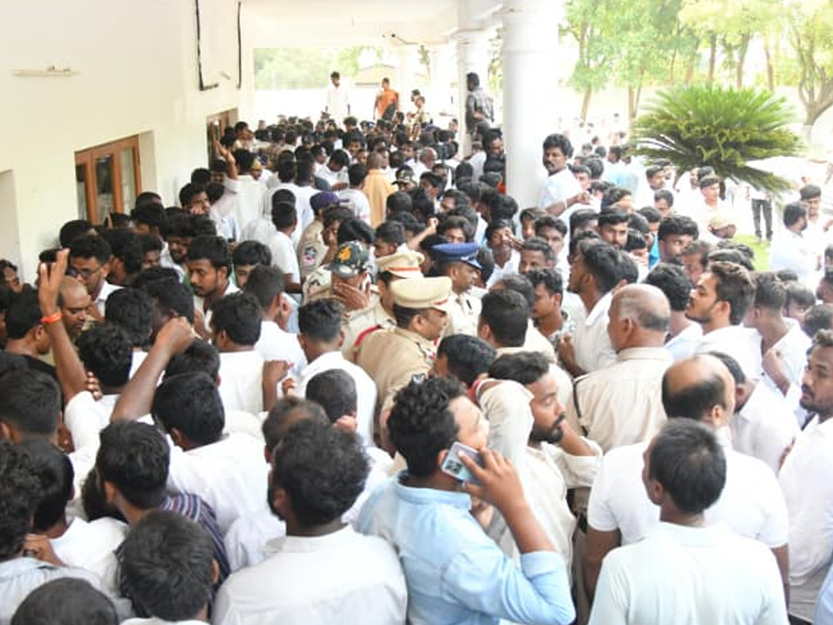 YS Jagan Reaches Pulivendula To Holds Praja Darbar With Farmers Photos12