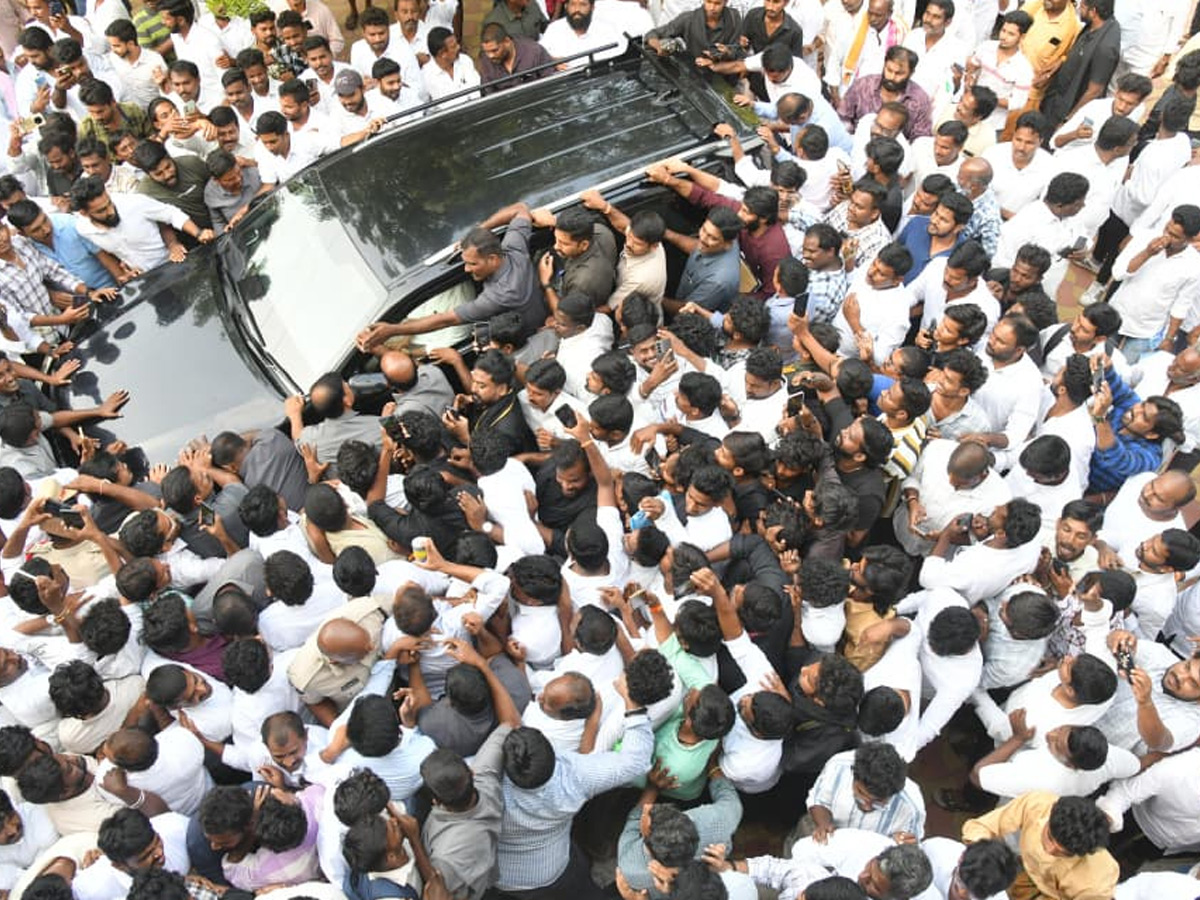 YS Jagan Reaches Pulivendula To Holds Praja Darbar With Farmers Photos13