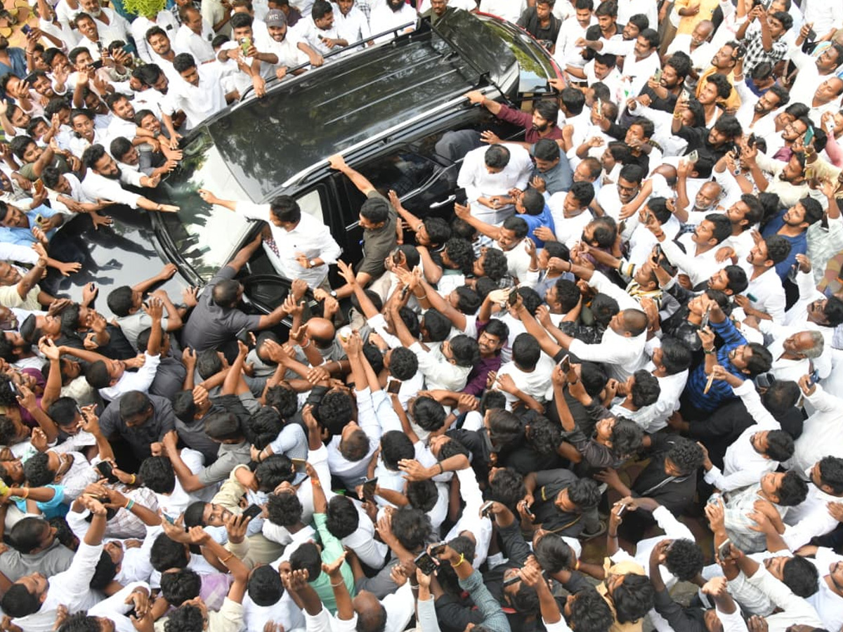YS Jagan Reaches Pulivendula To Holds Praja Darbar With Farmers Photos14