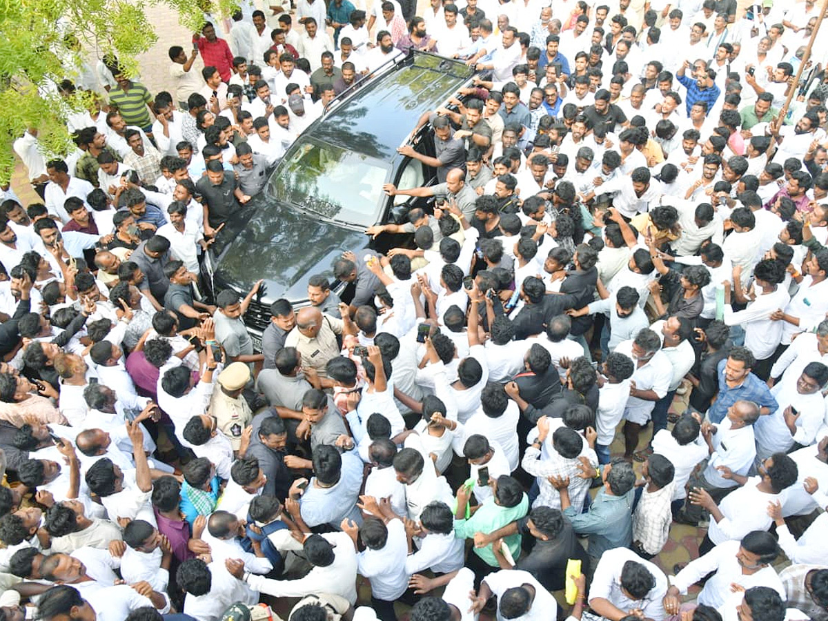 YS Jagan Reaches Pulivendula To Holds Praja Darbar With Farmers Photos16