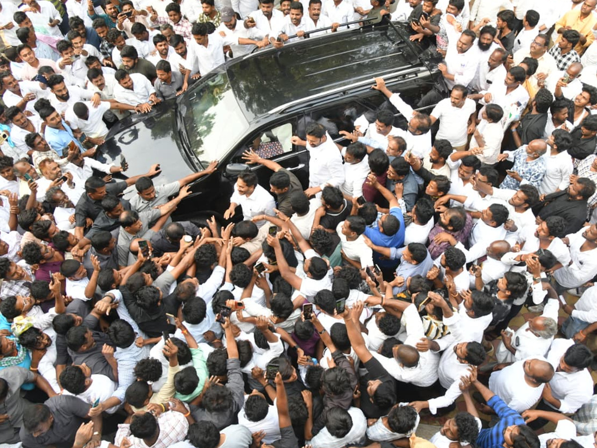 YS Jagan Reaches Pulivendula To Holds Praja Darbar With Farmers Photos17
