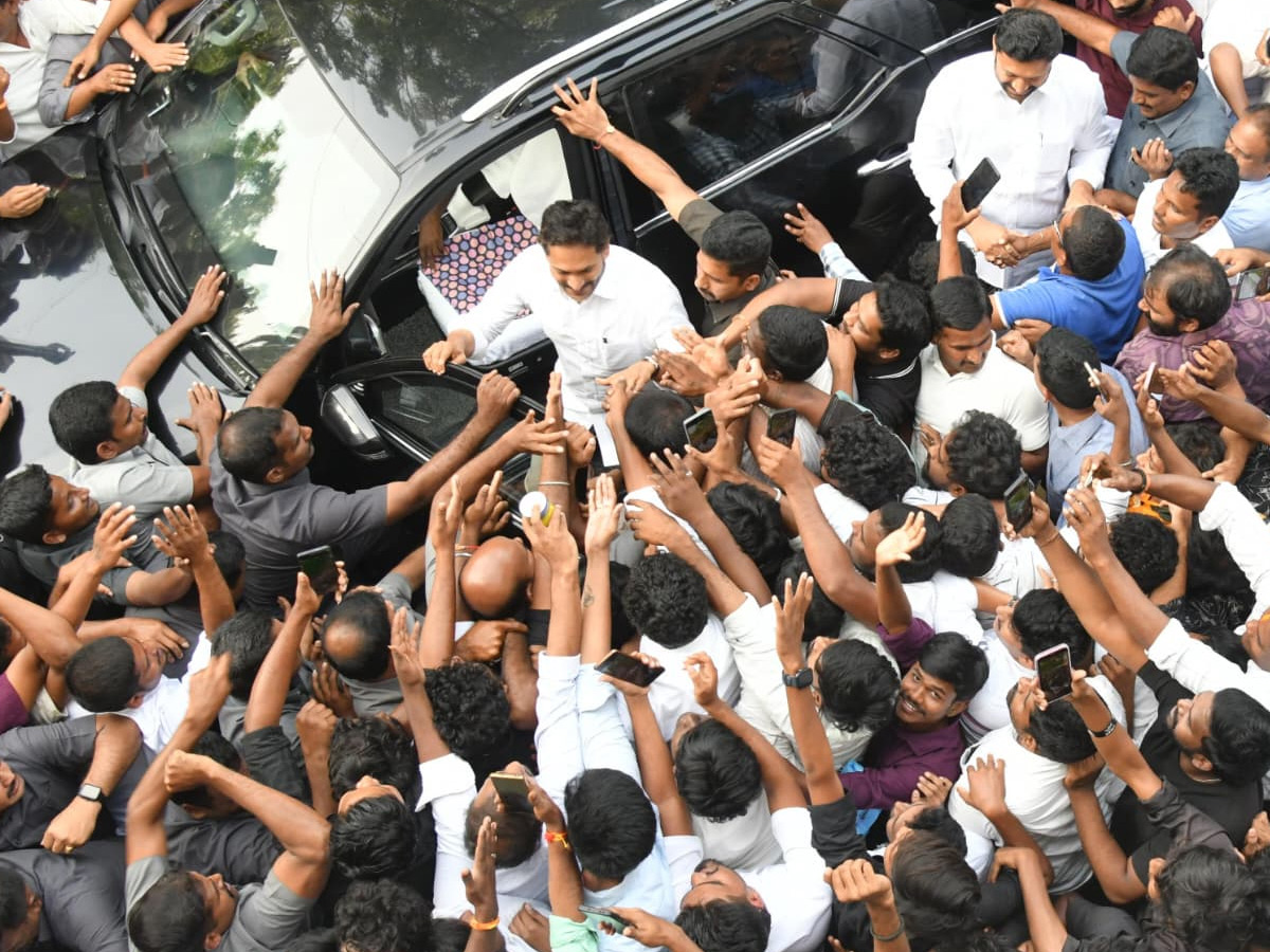 YS Jagan Reaches Pulivendula To Holds Praja Darbar With Farmers Photos18