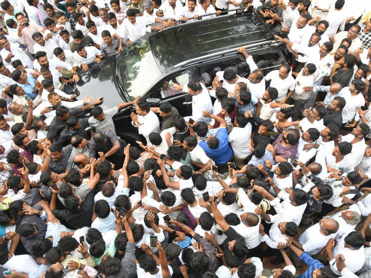 YS Jagan Reaches Pulivendula To Holds Praja Darbar With Farmers Photos20