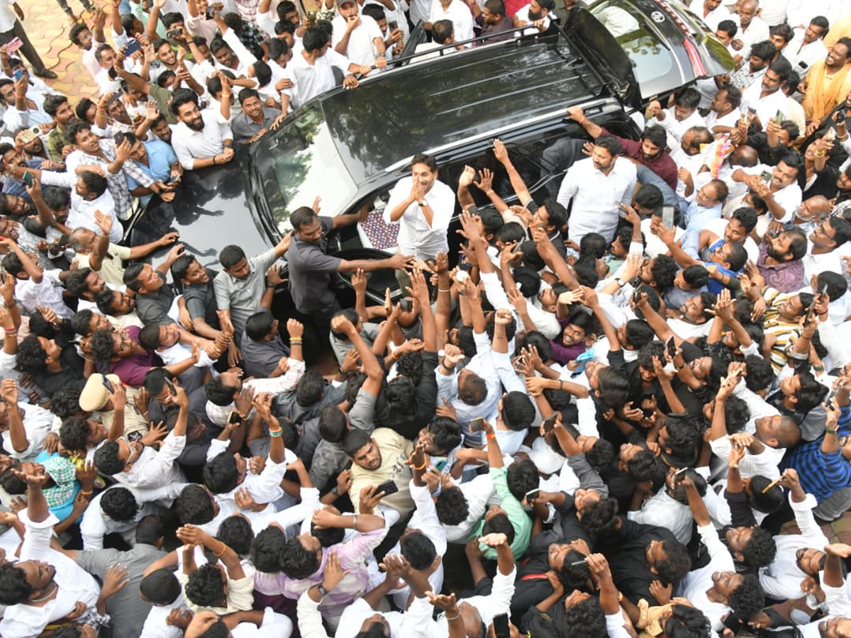 YS Jagan Reaches Pulivendula To Holds Praja Darbar With Farmers Photos21