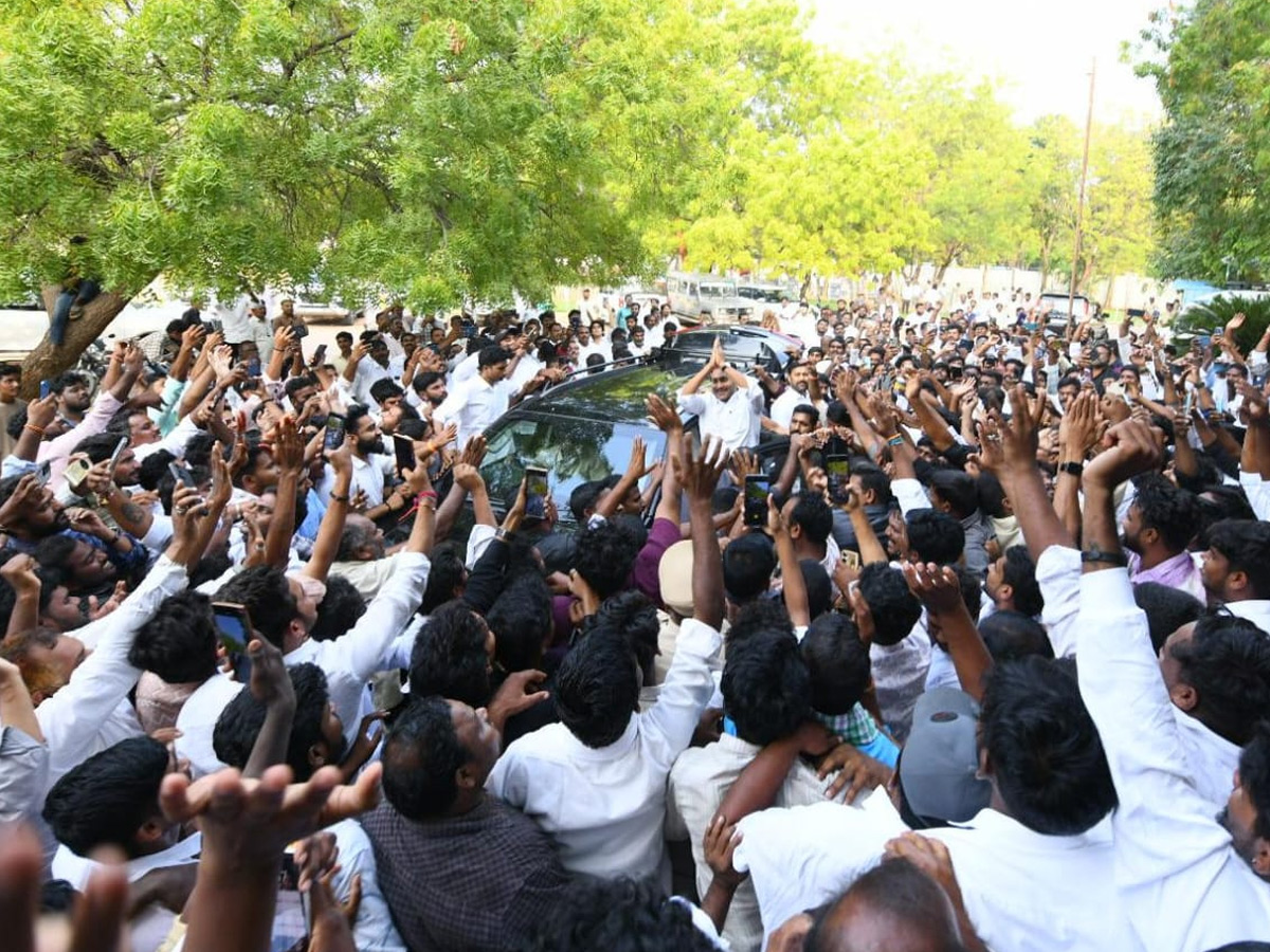 YS Jagan Reaches Pulivendula To Holds Praja Darbar With Farmers Photos2
