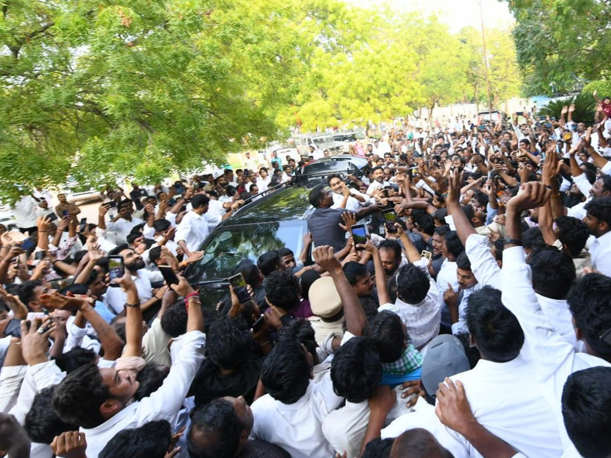 YS Jagan Reaches Pulivendula To Holds Praja Darbar With Farmers Photos4