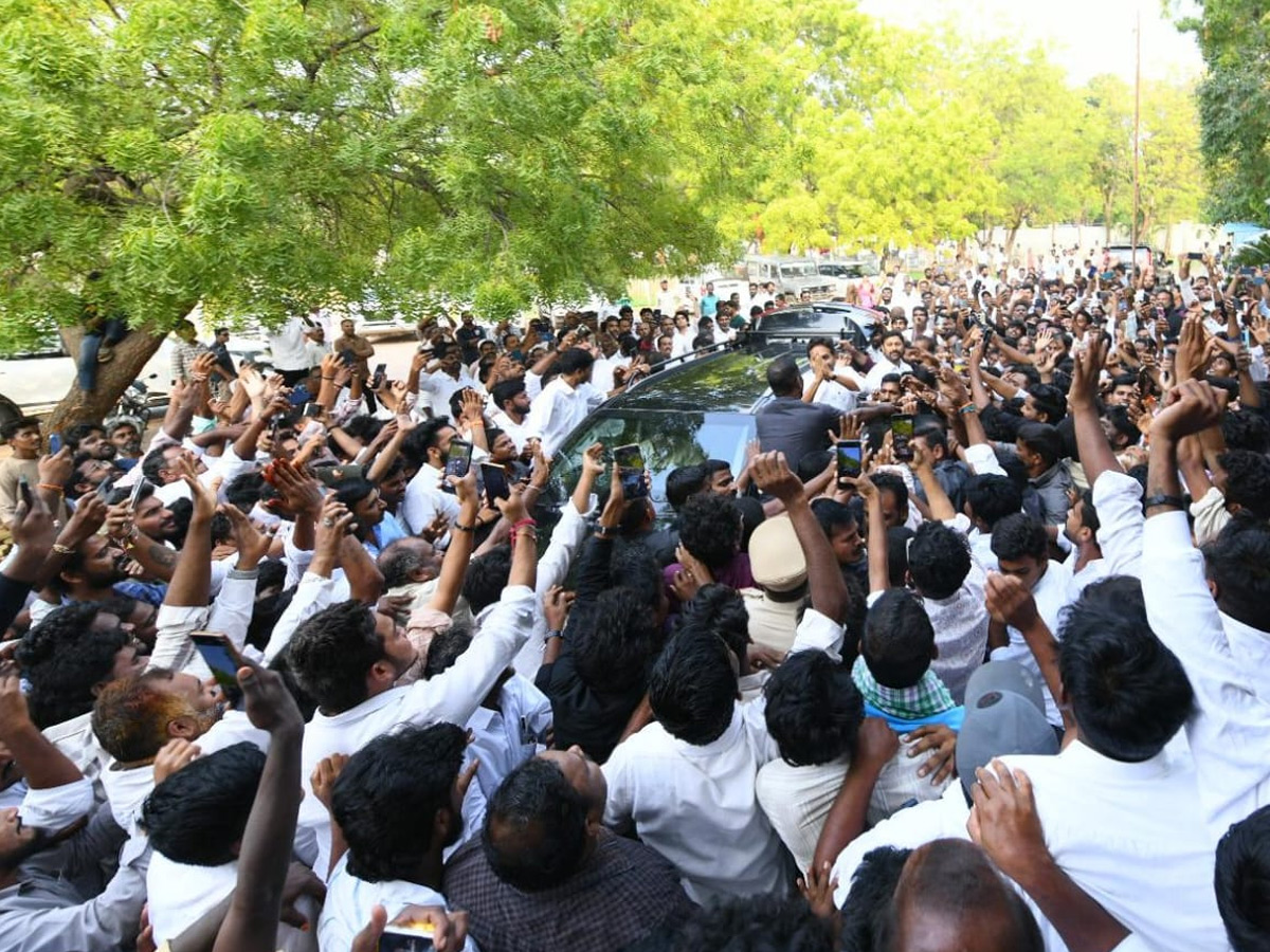 YS Jagan Reaches Pulivendula To Holds Praja Darbar With Farmers Photos5