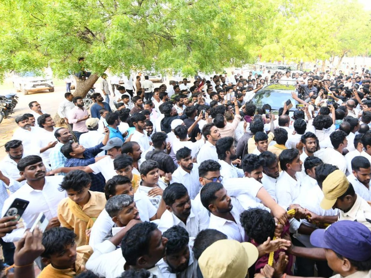 YS Jagan Reaches Pulivendula To Holds Praja Darbar With Farmers Photos6