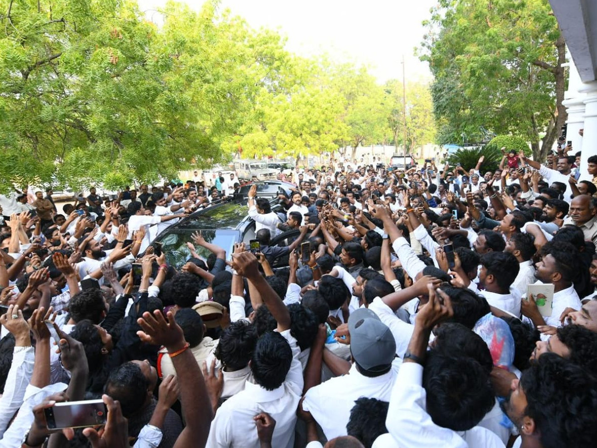 YS Jagan Reaches Pulivendula To Holds Praja Darbar With Farmers Photos8
