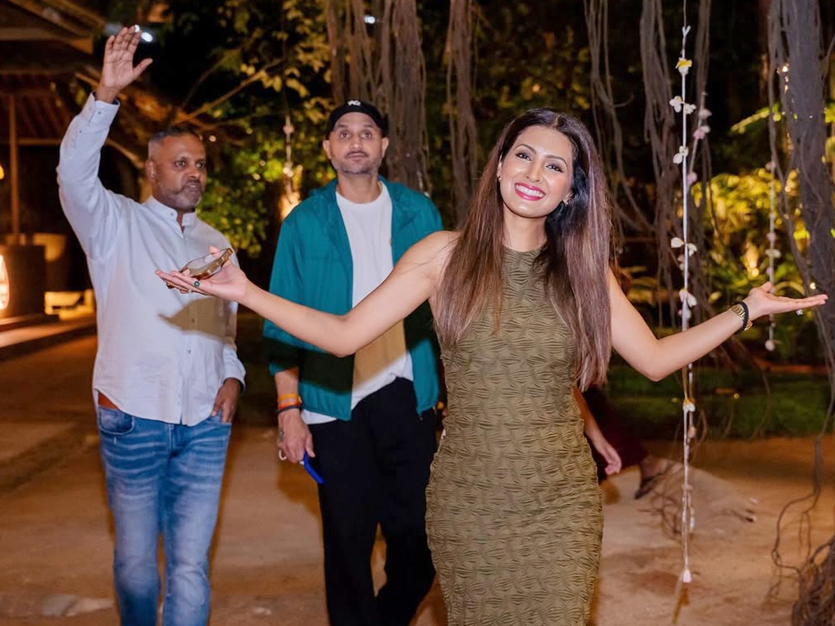 Geeta Basra And Harbhajan shine At friend birthday party Photos14