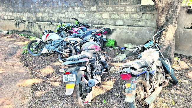 వాహనాలు తుప్పుపడుతున్నాయ్‌..! 4