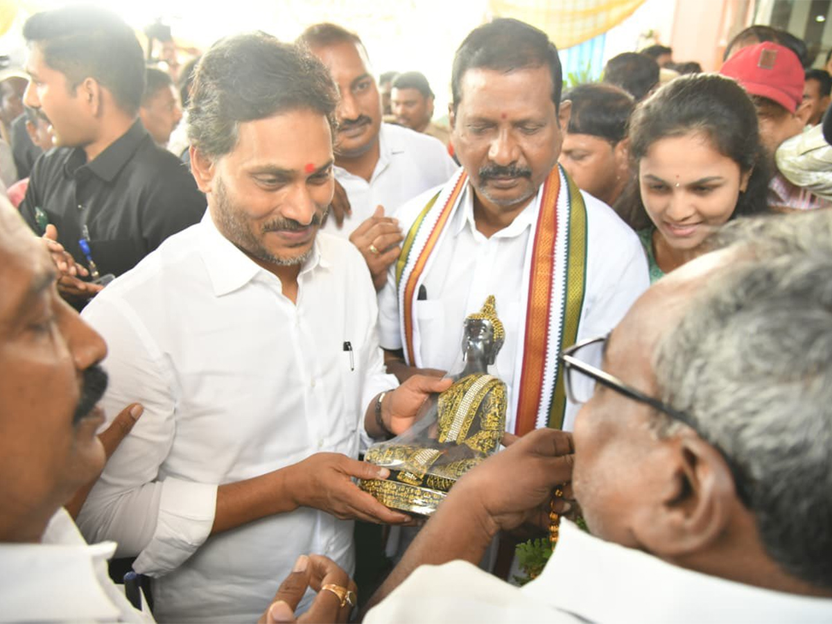 YS Jagan YSR District Tour Day2 Highlights Photos15