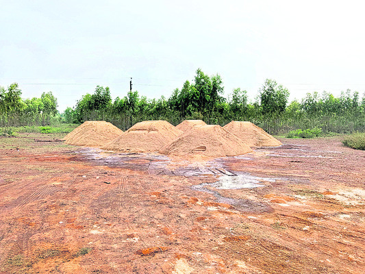 స్వార్థం అనే గునపాన్ని స్వర్ణముఖి మదిలో దించుతున్నారు. 2