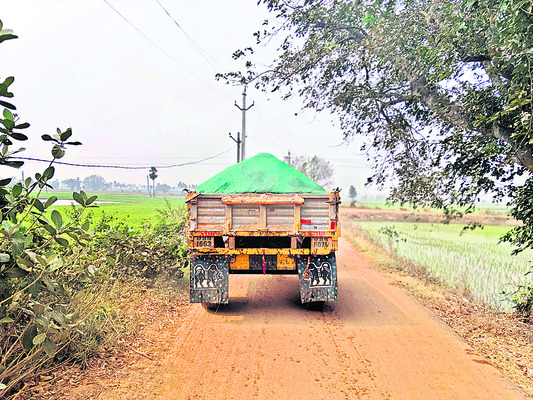 స్వార్థం అనే గునపాన్ని స్వర్ణముఖి మదిలో దించుతున్నారు. 4