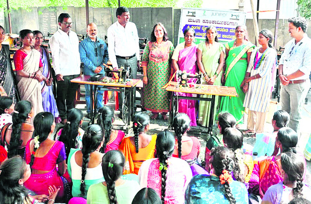 కుట్టు మిషన్ల పంపిణీ 2