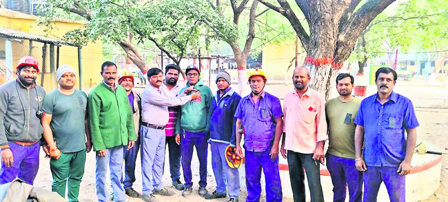 కలెక్టర్‌ను మర్యాద పూర్వకంగా కలిసిన ఎస్పీ
1