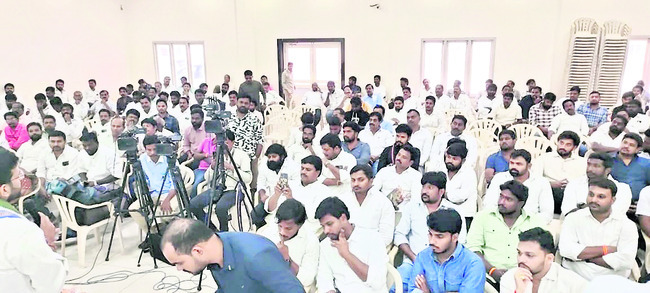 ప్రభుత్వ తప్పులపై పోరాటాలకు సిద్ధం1