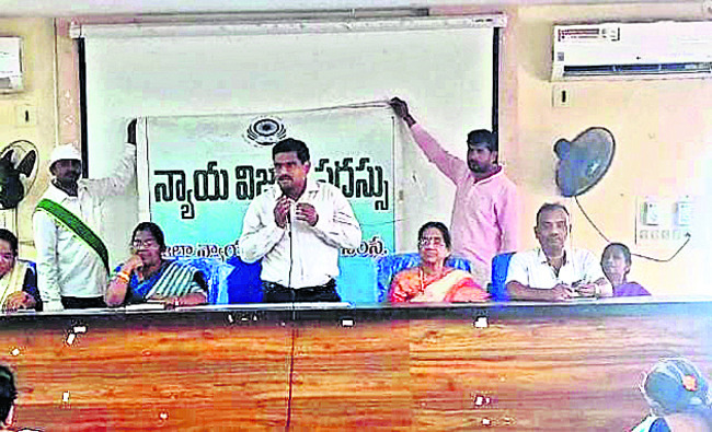 రోడ్డు ప్రమాదంలో  వ్యక్తికి గాయాలు   1