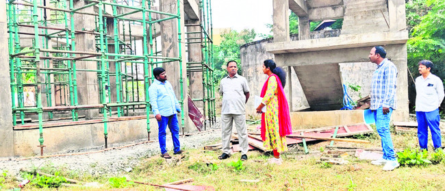 వేంను కలిసిన  ఎమ్మెల్యే దంపతులు
3