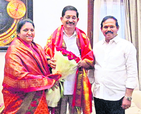 వేంను కలిసిన  ఎమ్మెల్యే దంపతులు
2