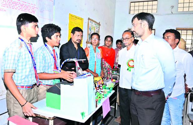 విద్యార్థులు భావి శాస్త్రవేత్తలుగా ఎదగాలి1