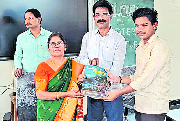 ప్రతి విద్యార్థి పరీక్షల్లో ఉత్తమ ప్రతిభ కనపరచాలి 
2