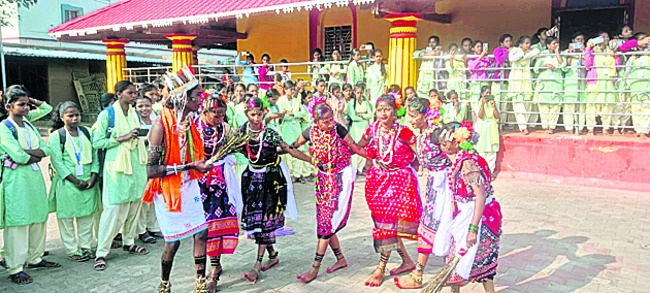 ఉత్సాహంగా కొరాపుట్‌ పర్వ్‌ 1