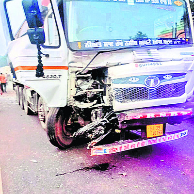 ట్యాంకర్‌ను ఢీకొన్న బొలేరో 1