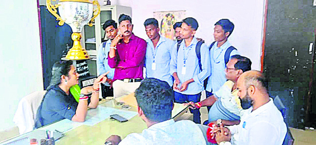 విద్యార్థుల ఆందోళన 1