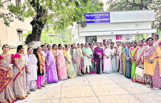 మహిళలు చట్టాలపై  అవగాహన కలిగి ఉండాలి1