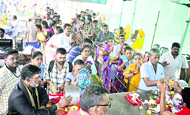 పుష్పాలంకరణలో పైడితల్లి1