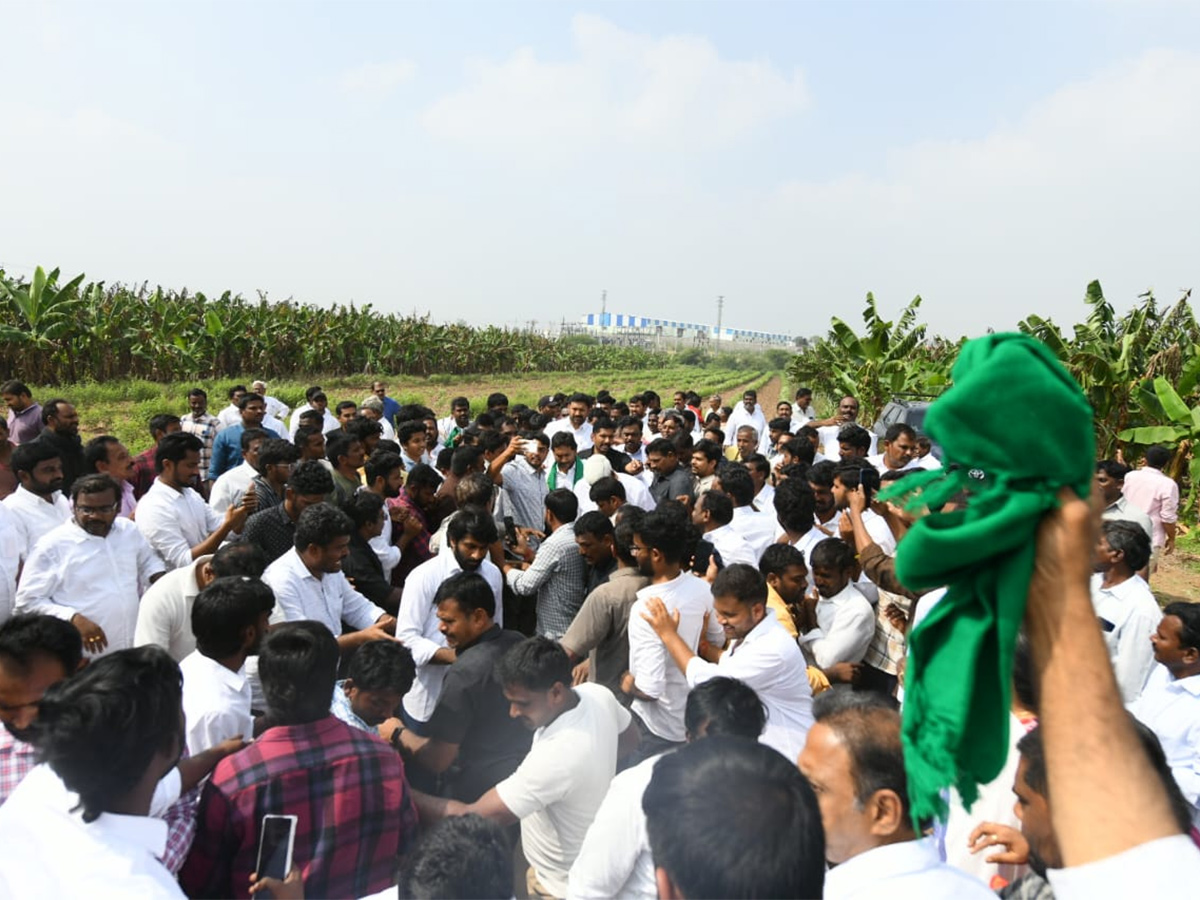 YS Jagan Visit Banana Farmers At Brahmanapalli Photos2