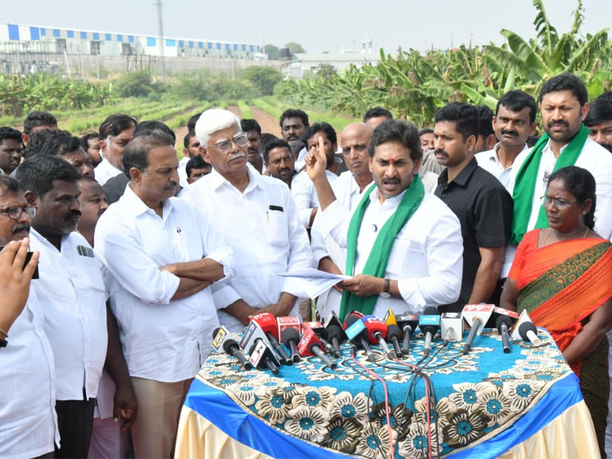 YS Jagan Visit Banana Farmers At Brahmanapalli Photos26
