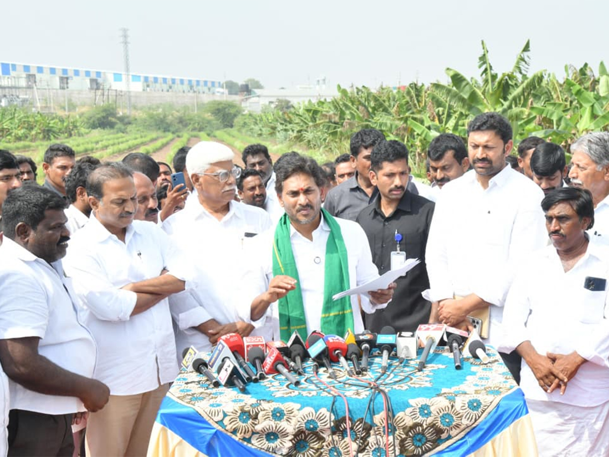 YS Jagan Visit Banana Farmers At Brahmanapalli Photos27