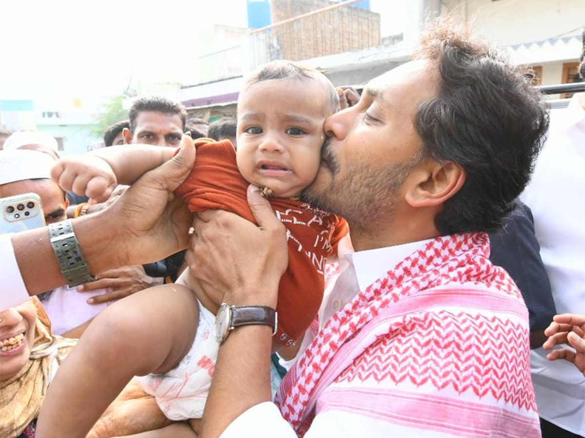 YS Jagan YSR District Tour Day2 Highlights Photos10
