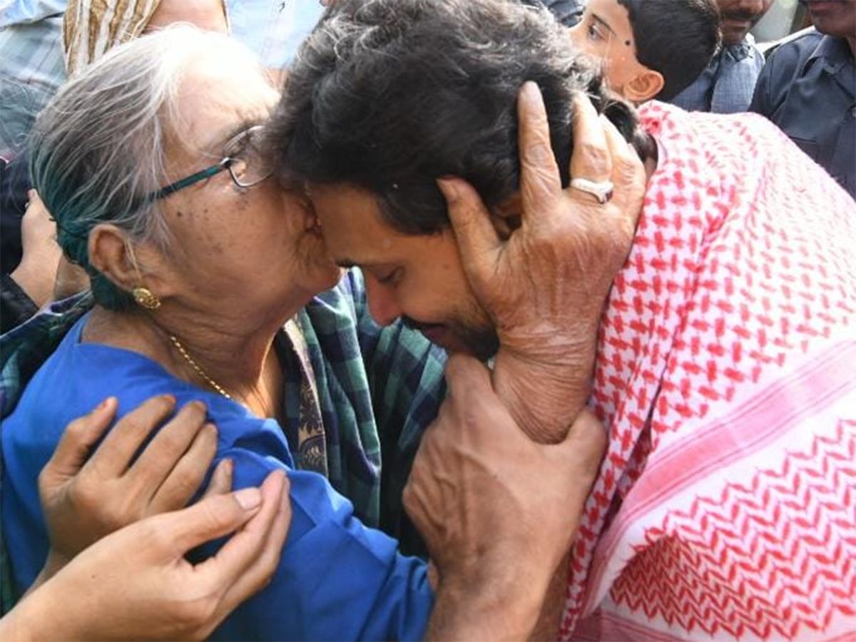 YS Jagan YSR District Tour Day2 Highlights Photos13