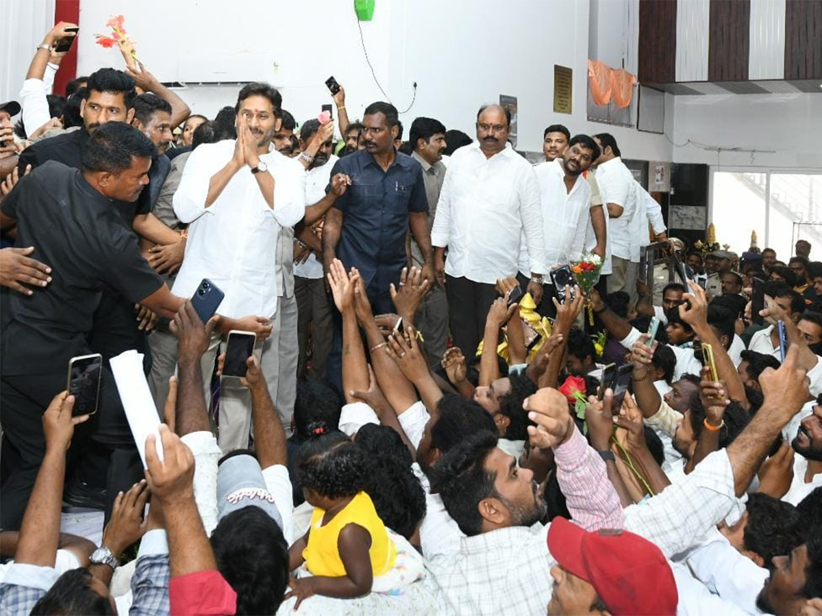 YS Jagan YSR District Tour Day2 Highlights Photos2