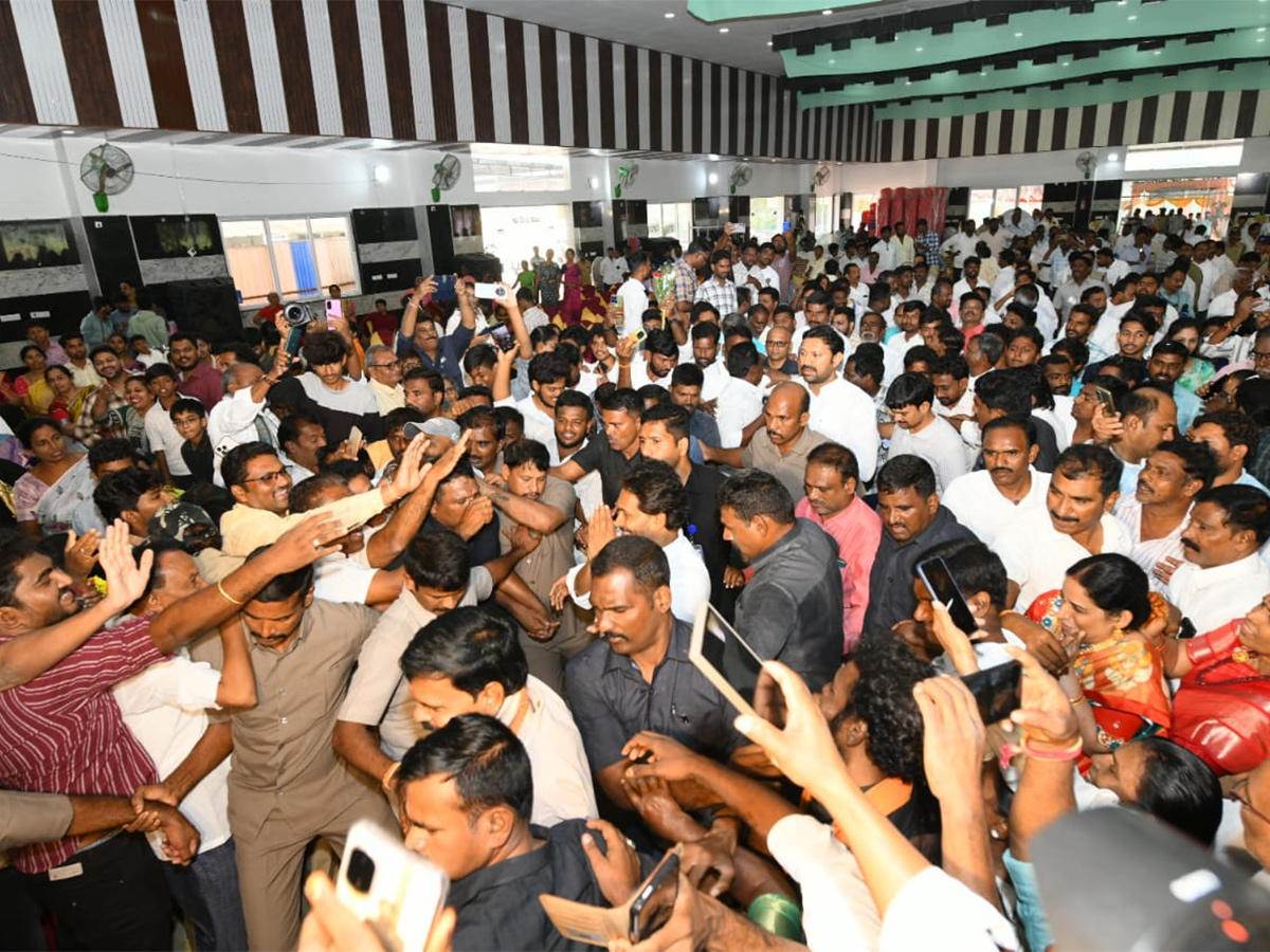 YS Jagan YSR District Tour Day2 Highlights Photos3