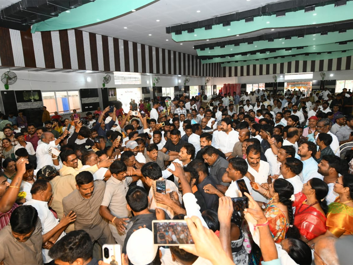 YS Jagan YSR District Tour Day2 Highlights Photos4