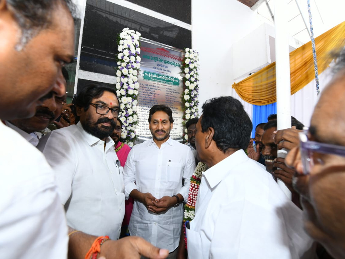 YS Jagan YSR District Tour Day2 Highlights Photos5