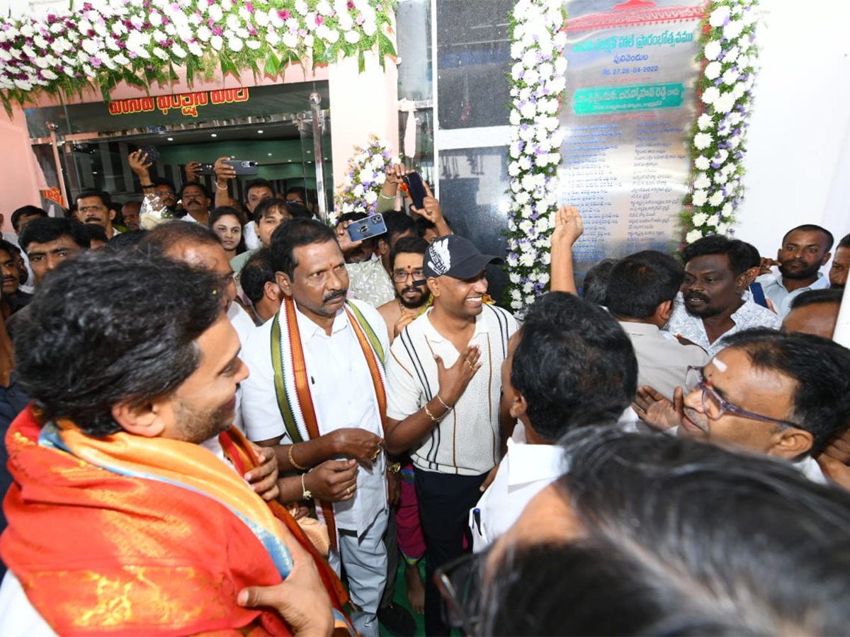 YS Jagan YSR District Tour Day2 Highlights Photos7