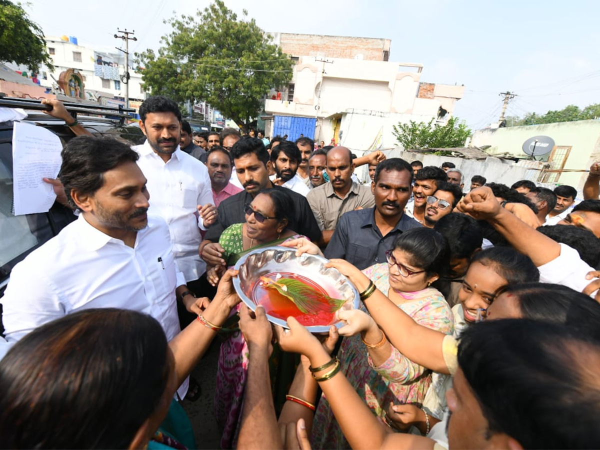 YS Jagan YSR District Tour Day2 Highlights Photos8