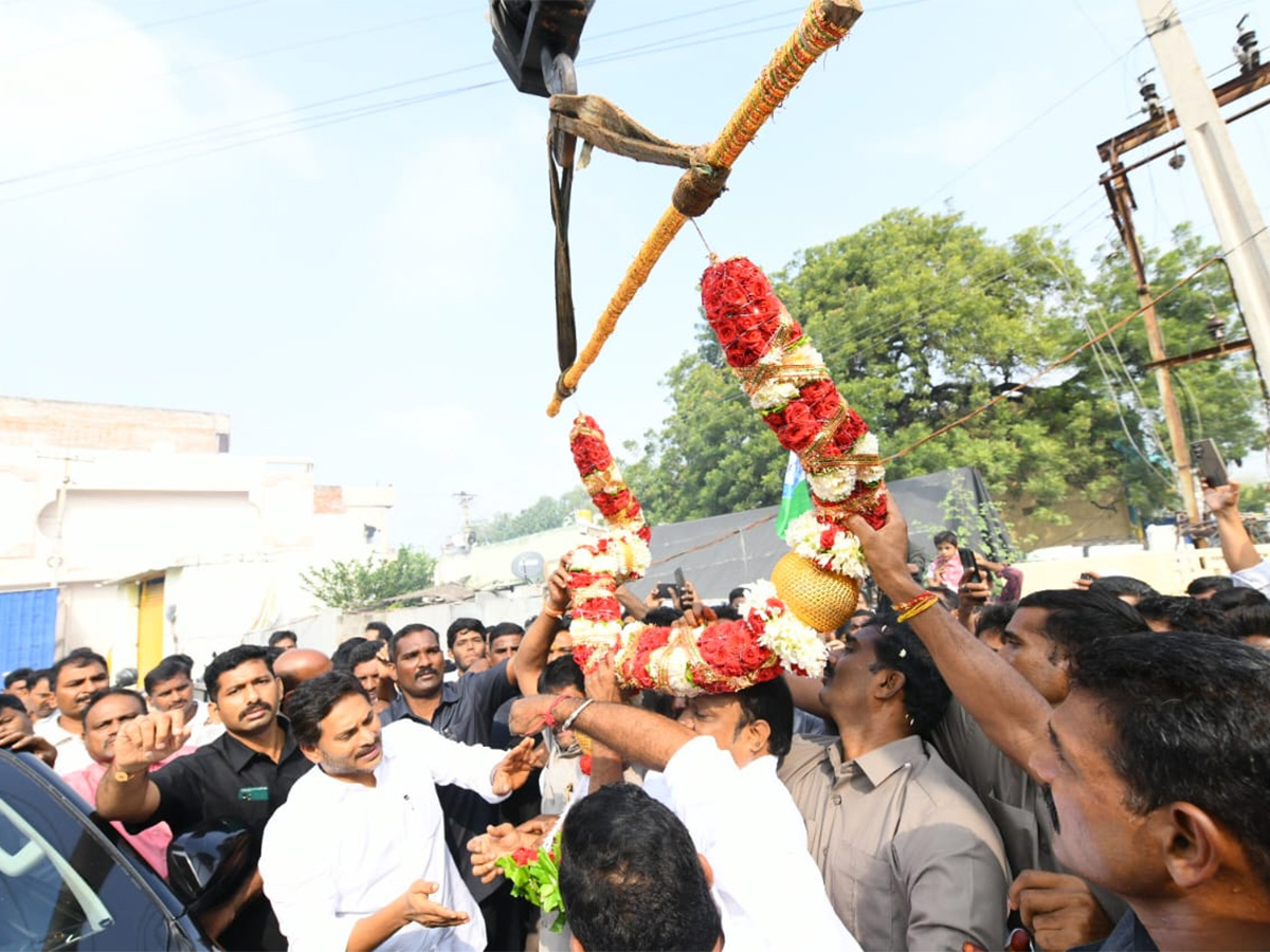 YS Jagan YSR District Tour Day2 Highlights Photos9