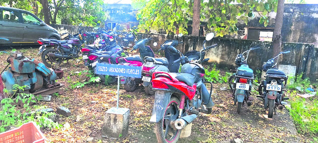 వాహనాలు తుప్పుపడుతున్నాయ్‌..! 3