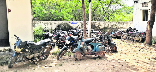 వాహనాలు తుప్పుపడుతున్నాయ్‌..! 1